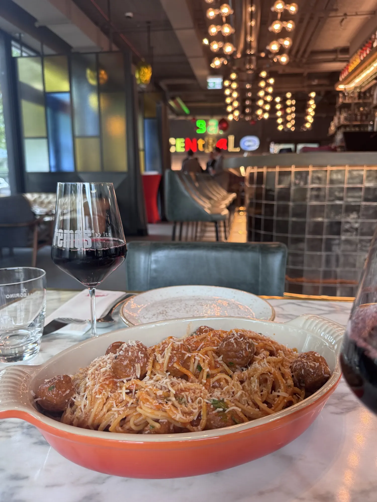 Spaghetti Meatballs im roten Topf auf dem Marmortisch bei remos