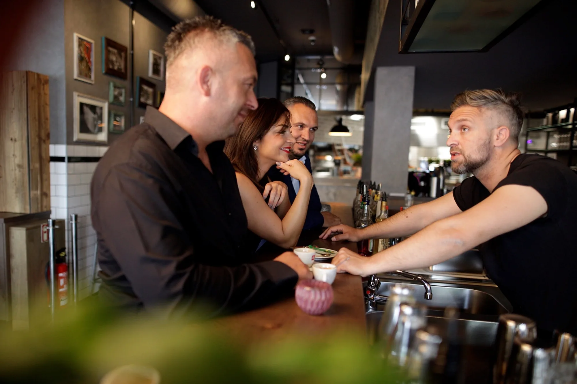 Guests and team talking at the counter at remos