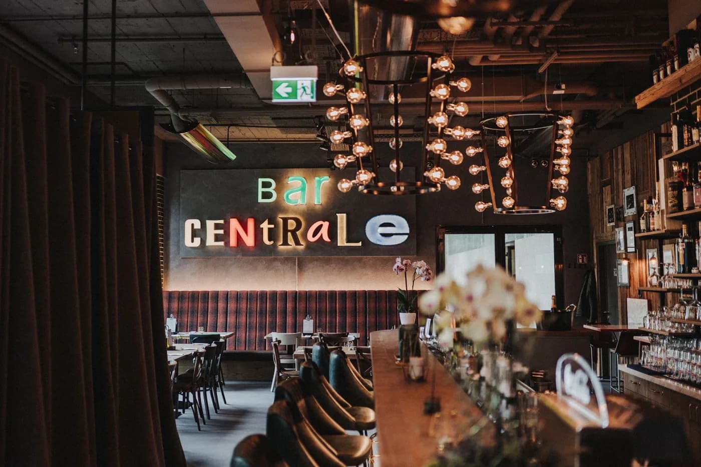 Illuminated Bar Centrale sign in the dining room of remos Frankfurt