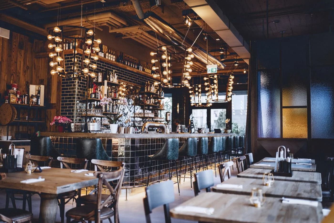 Dining room at remos Frankfurt with a long bar and bulbs above the tables