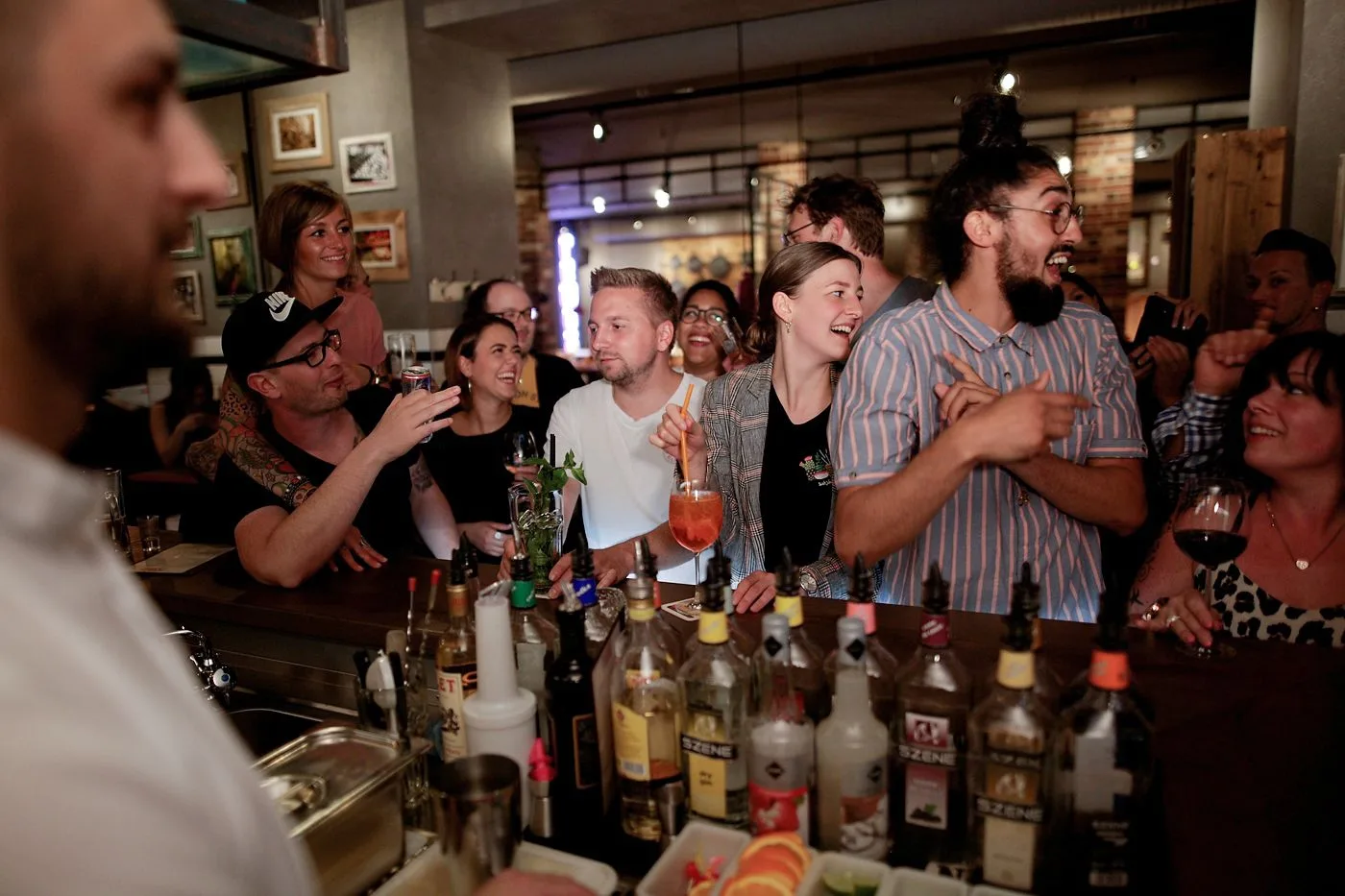 Gäste an der Bar von remos Köln