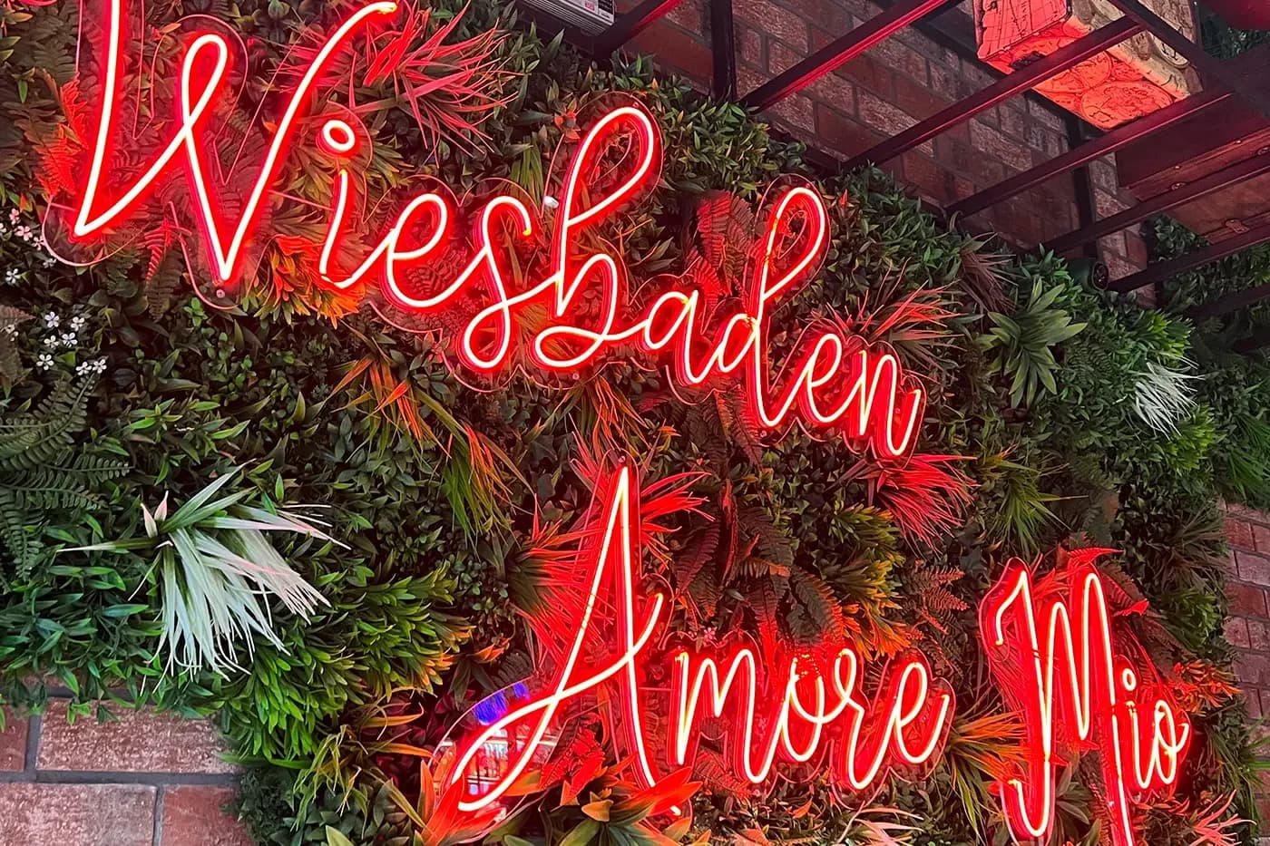 Red neon sign reading Wiesbaden Amore Mio at remos Wiesbaden